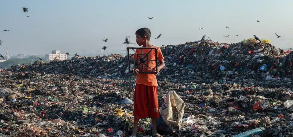 lixões do mundo: A falta de fiscalização de alguns países na compra de produtos de segunda mão alia-se ao despejo ilegal, nos menos desenvolvidos, de diversas toneladas de lixo, sob a justificativa de reciclagem