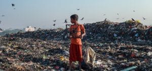 lixões do mundo: A falta de fiscalização de alguns países na compra de produtos de segunda mão alia-se ao despejo ilegal, nos menos desenvolvidos, de diversas toneladas de lixo, sob a justificativa de reciclagem