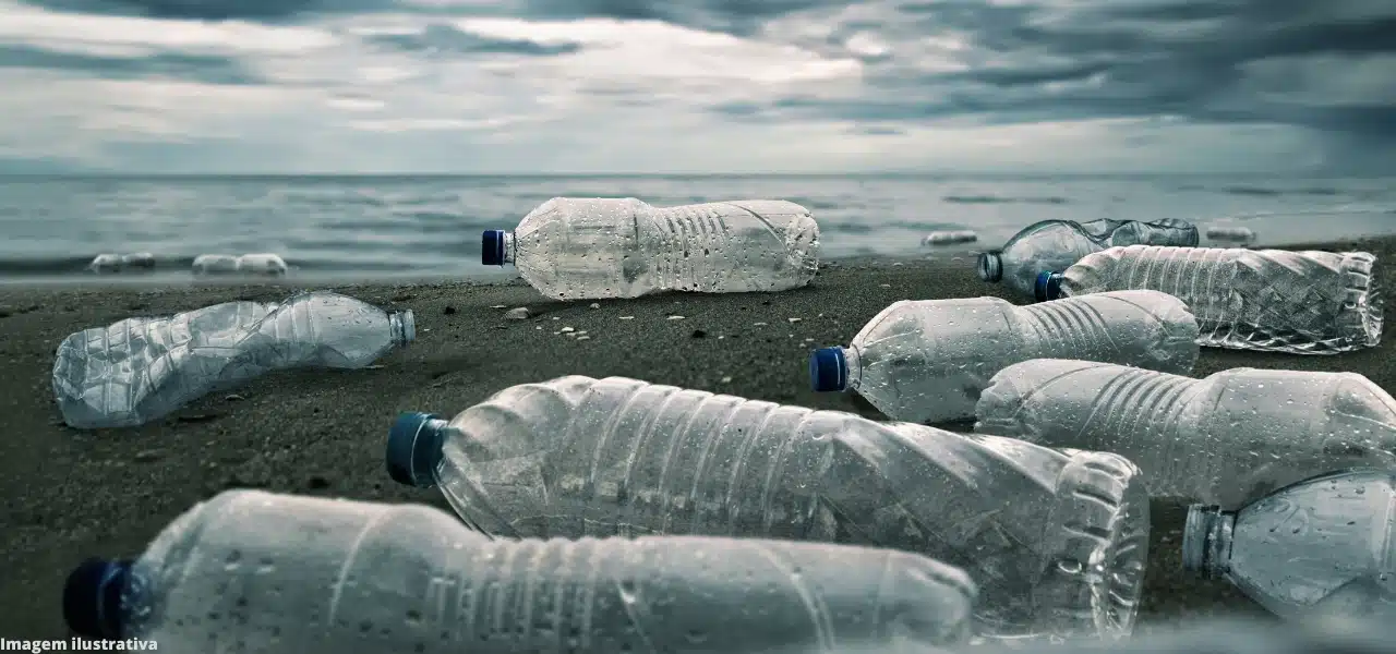 Poluição Plástica: A humanidade produz cerca de 460 milhões de toneladas de plástico por ano.
