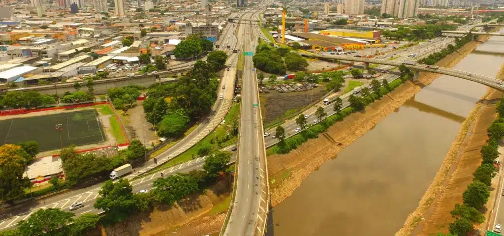 DAEE afirma que operação da barragem da Penha não influencia cheia no Alto Tietê