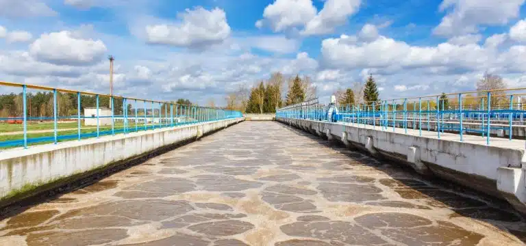 A licença contempla a construção de uma Estação de Tratamento de Esgoto (ETE), elevatórias e redes, que vão atender os dois bairros.