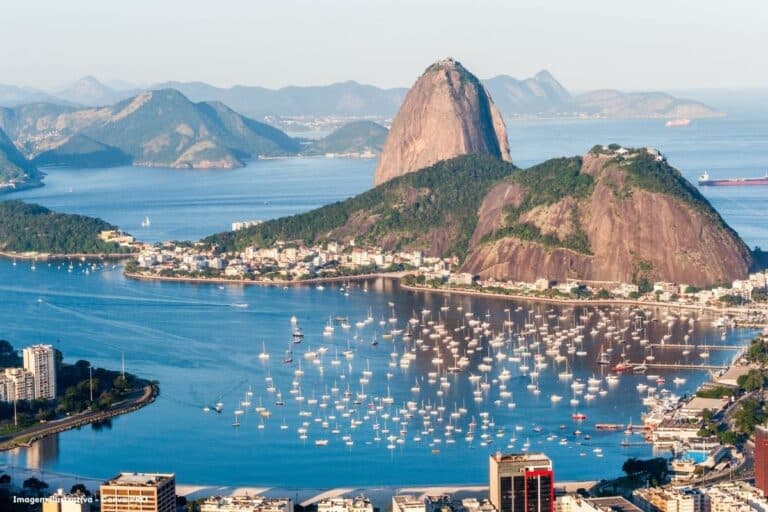 Rede de esgoto avança na Maré e beneficia a Baía de Guanabara