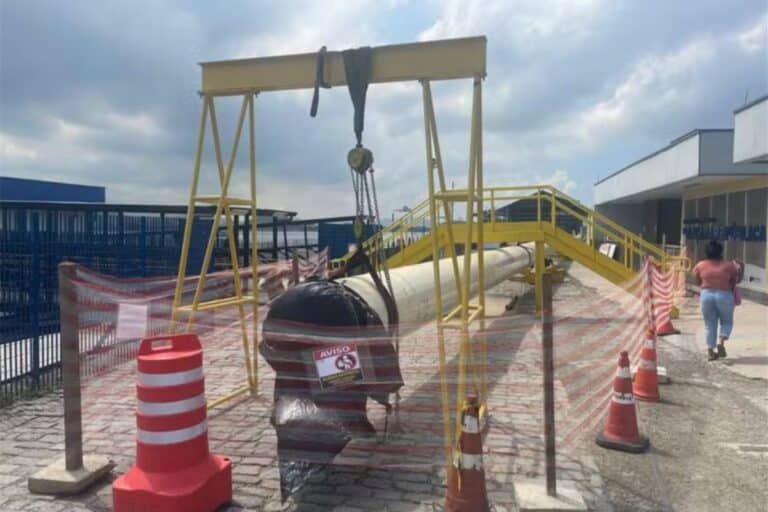 Sabesp monta tubulação subaquática no Porto de Santos para levar água a Guarujá