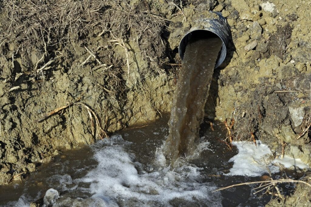 Um país dividido pelo esgoto