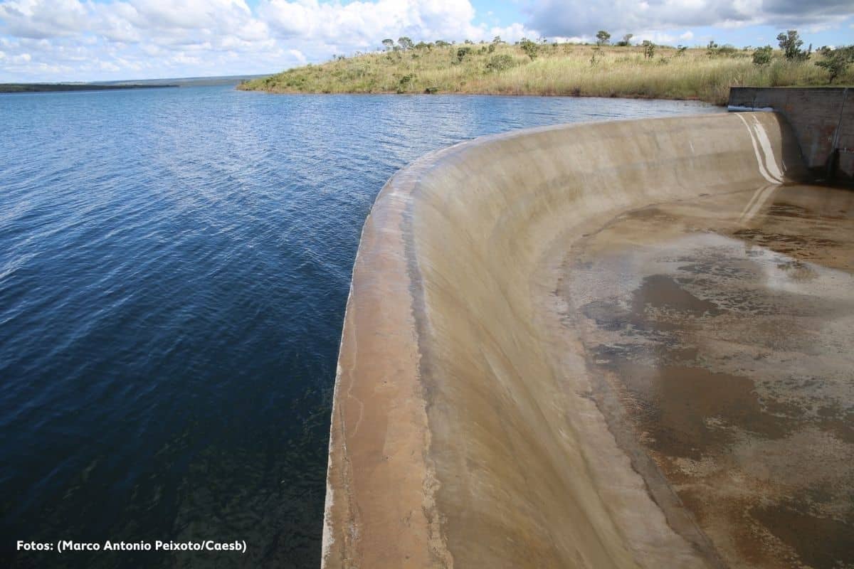 Barragem de Santa Maria volta a transbordar após quatro anos e reforça segurança hídrica no DF