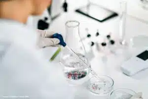 Filtro desenvolvido por estudante retém microplásticos