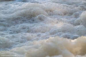 Salto (SP) Rio Tietê coberto por espuma branca; veja as causas
