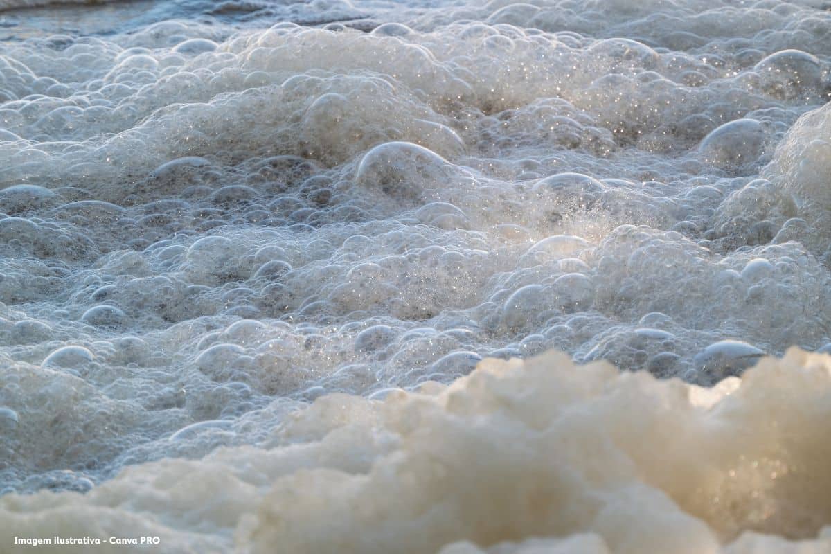 Salto (SP) Rio Tietê coberto por espuma branca; veja as causas
