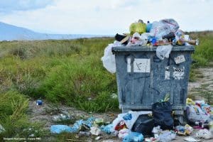 Descarte irregular de lixo pode agravar alagamentos