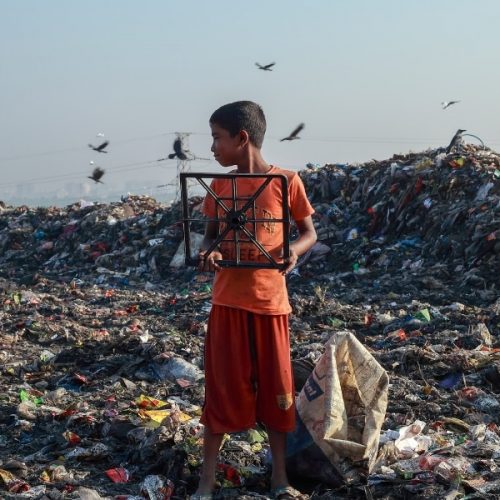 lixões do mundo: A falta de fiscalização de alguns países na compra de produtos de segunda mão alia-se ao despejo ilegal, nos menos desenvolvidos, de diversas toneladas de lixo, sob a justificativa de reciclagem